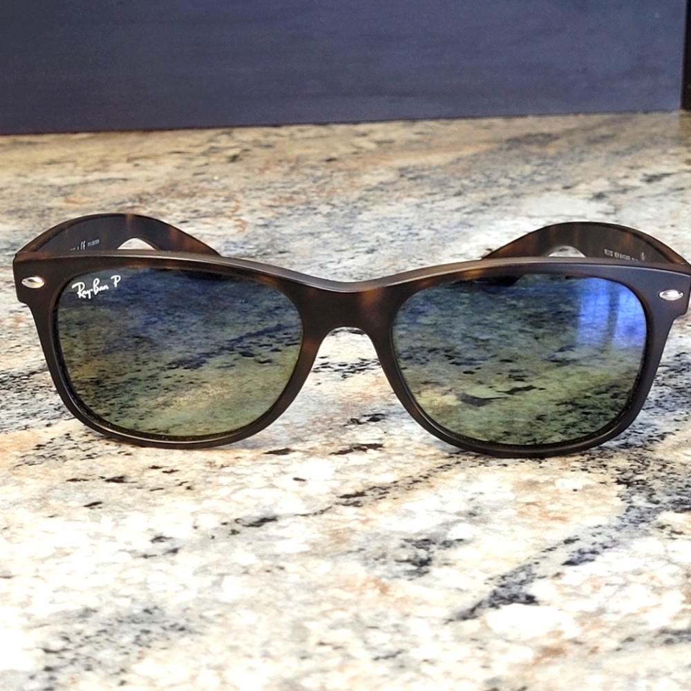 Ray•Ban RB 2132 New Wayfarer Polarized Sunglasses. Like new condition. Unisex.